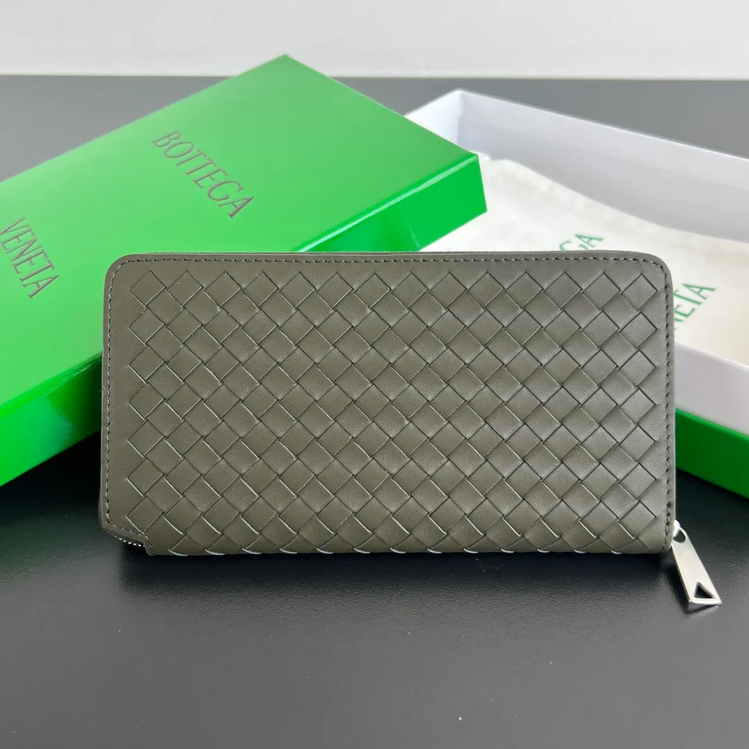 #Bv New Fine Woven Wallet 814680 The beloved small braid is back🎈Made of cowhide braid, soft, comfortable and textured. The detailed internal partition design and high-quality lining material ensure the durability and orderliness of the wallet. It can store cash/cards and other small items. It is very practical. It is enough to take it with you when you go out. This wallet is definitely your best choice. Size: 19x10x2 P1000